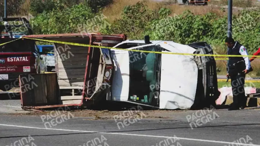 Víctor perdió el control de su camioneta, volcó y murió sobre Periférico Ecológico de Puebla