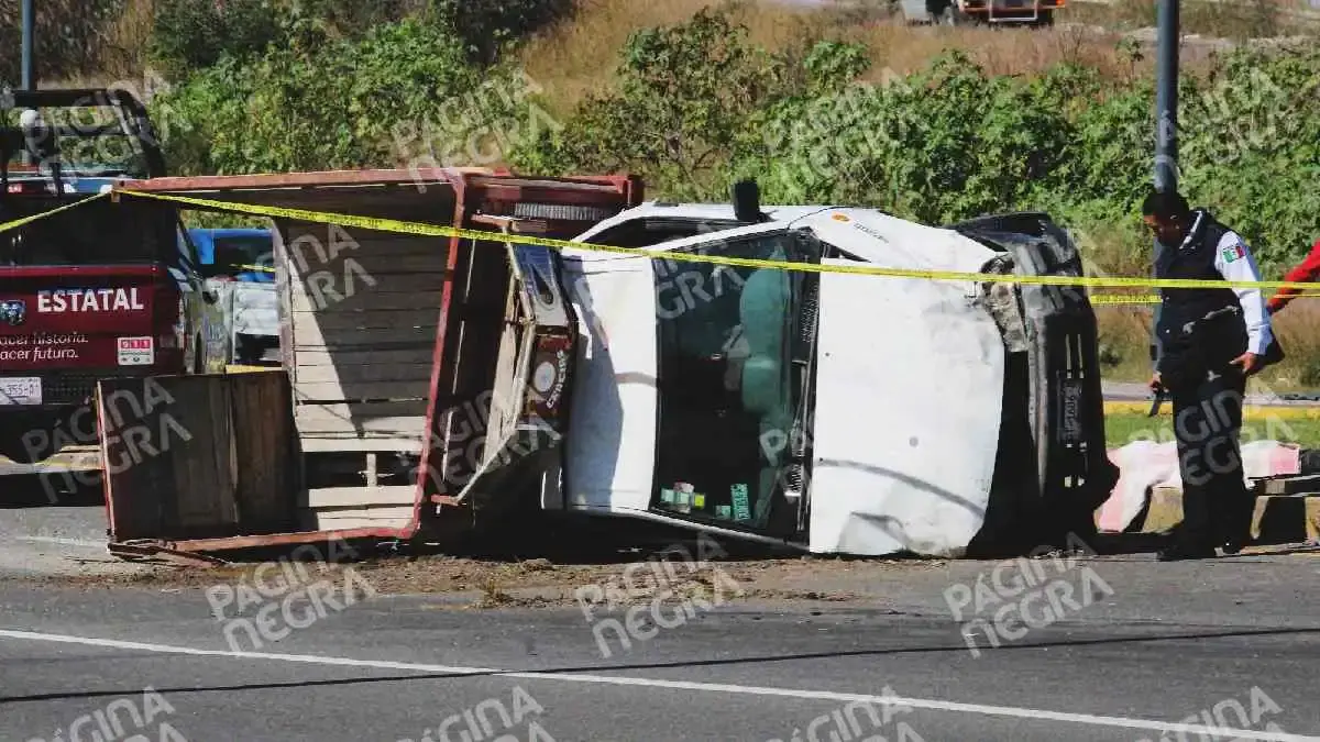 Víctor perdió el control de su camioneta, volcó y murió sobre Periférico Ecológico de Puebla