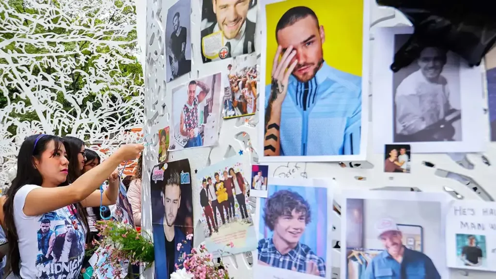 Fans rinden homenaje póstumo a Liam Payne en el zócalo de Puebla