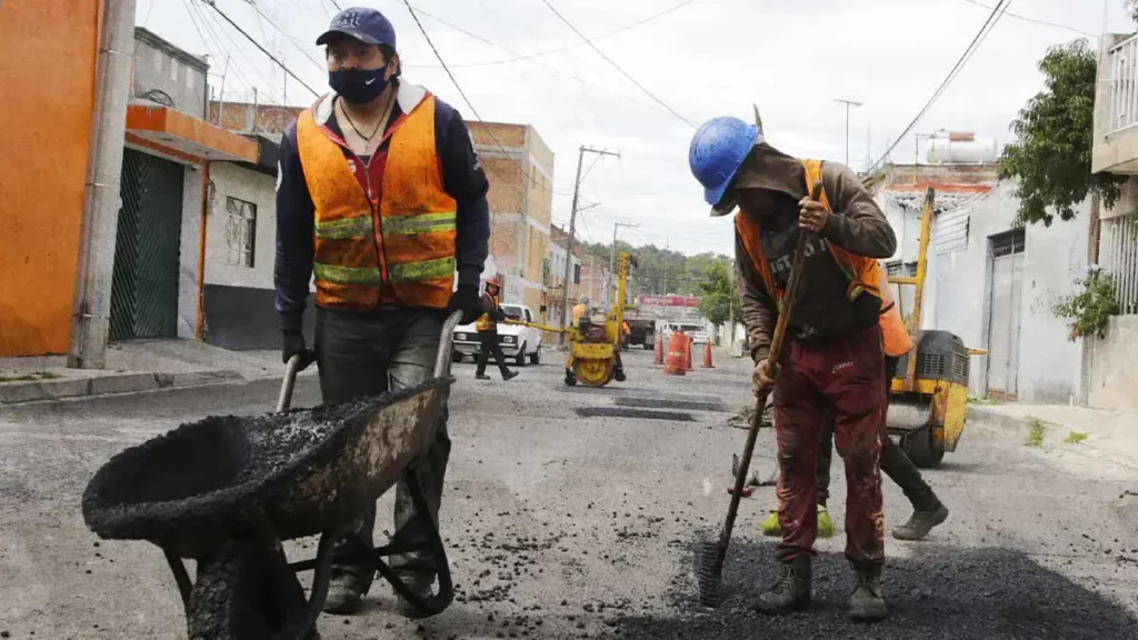 Al menos tres municipios de la zona metropolitana de Puebla, se sumaron con recursos propios al programa “Bacheo nocturno” del gobierno estatal