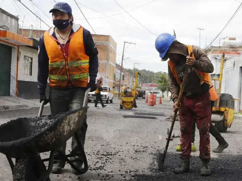 Al menos tres municipios de la zona metropolitana de Puebla, se sumaron con recursos propios al programa “Bacheo nocturno” del gobierno estatal