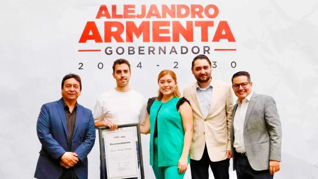 Alejandro Armenta entregó reconocimiento a Marcos Madrid por trayectoria deportiva