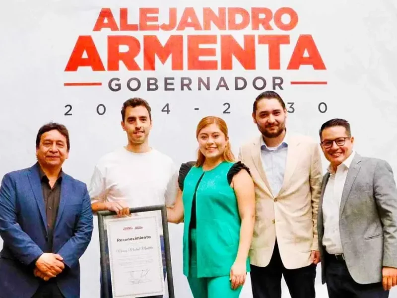 Alejandro Armenta entregó reconocimiento a Marcos Madrid por trayectoria deportiva