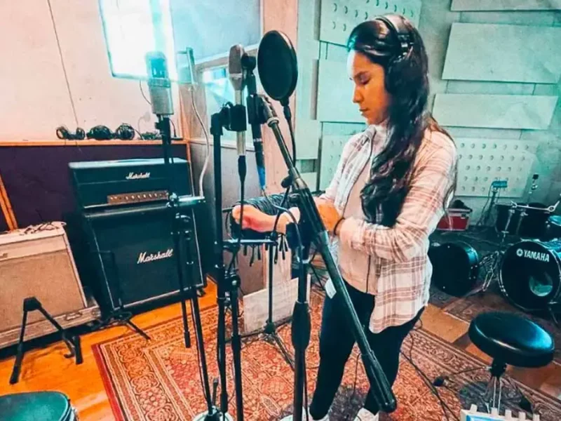Cari Monteci promociona en Puebla su nuevo álbum titulado “Reflejo”