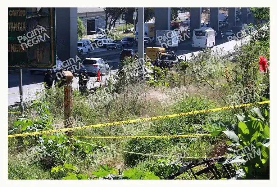 Abandonan cuerpo envuelto en cobijas y embolsado en la autopista México-Puebla