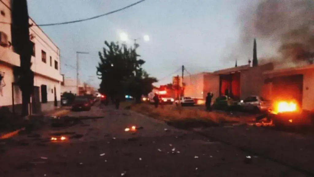 Coche bomba explotó frente a la Secretaría de Seguridad de Acámbaro, Guanajuato; hay tres lesionados