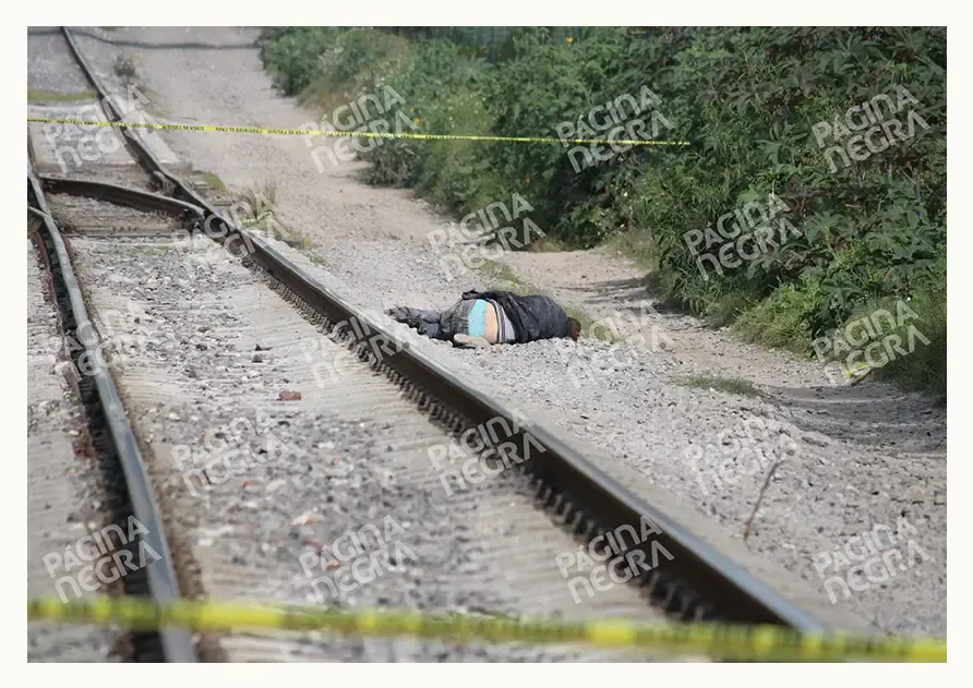 Hombre murió junto a las vías del tren en Xochimehuacan, estaba herido de la cabeza