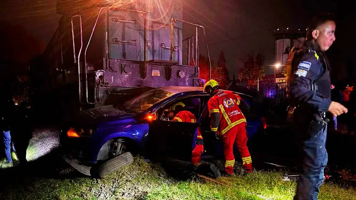 Tren arrolla auto durante rodada en bulevar Hermanos Serdán de Puebla; muere conductora