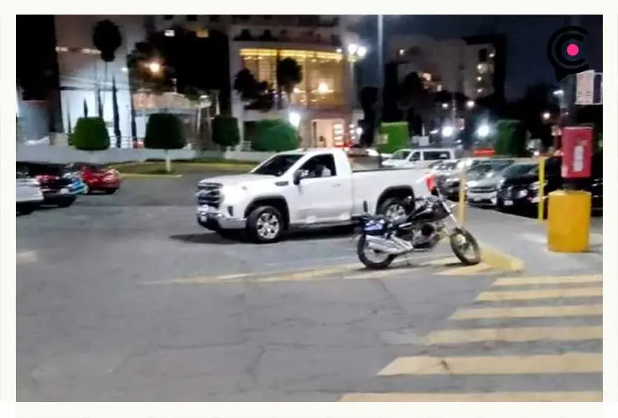 Asesinan a balazos a hombre dentro de camioneta en estacionamiento del Walmart Las Ánimas, Puebla
