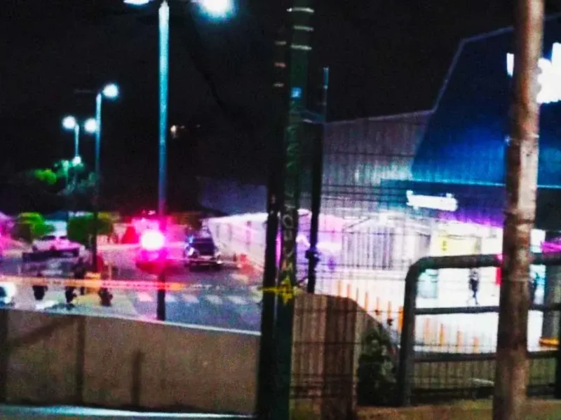 Asesinan a balazos a hombre dentro de camioneta en estacionamiento del Walmart Las Ánimas, Puebla