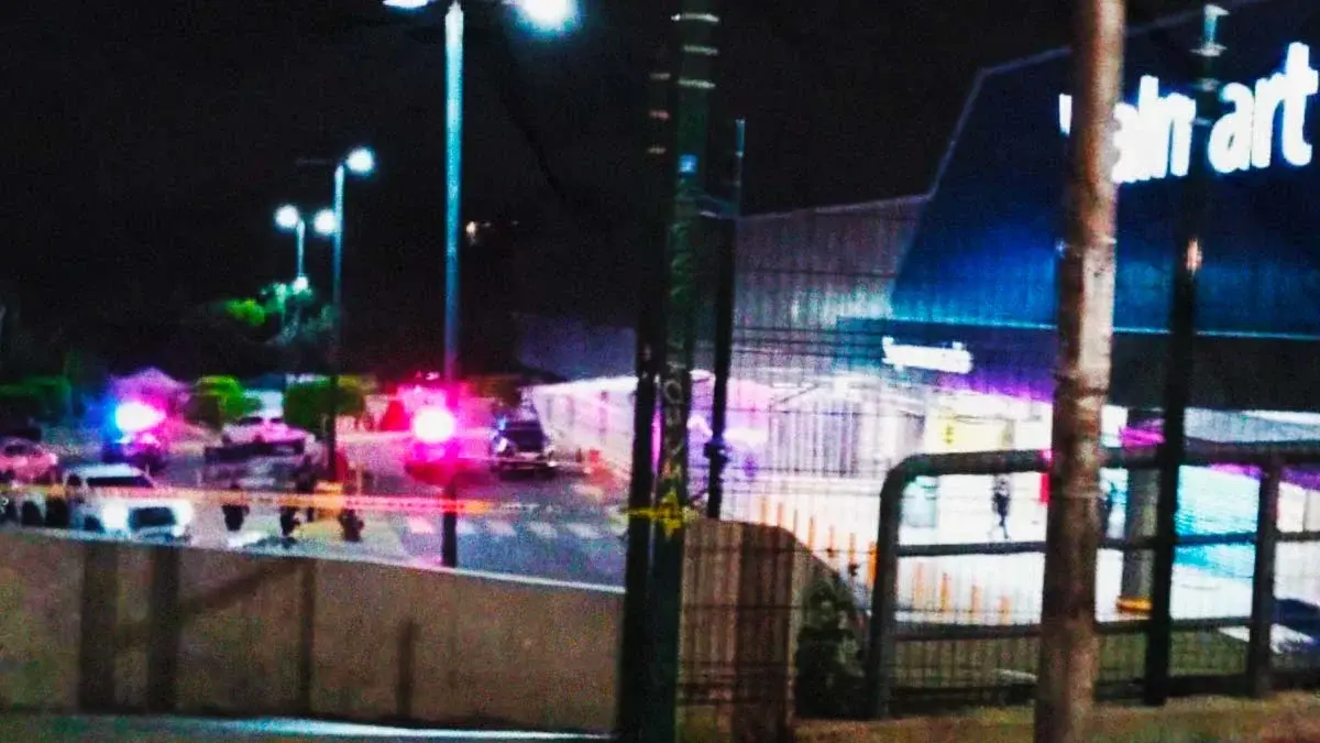Asesinan a balazos a hombre dentro de camioneta en estacionamiento del Walmart Las Ánimas, Puebla