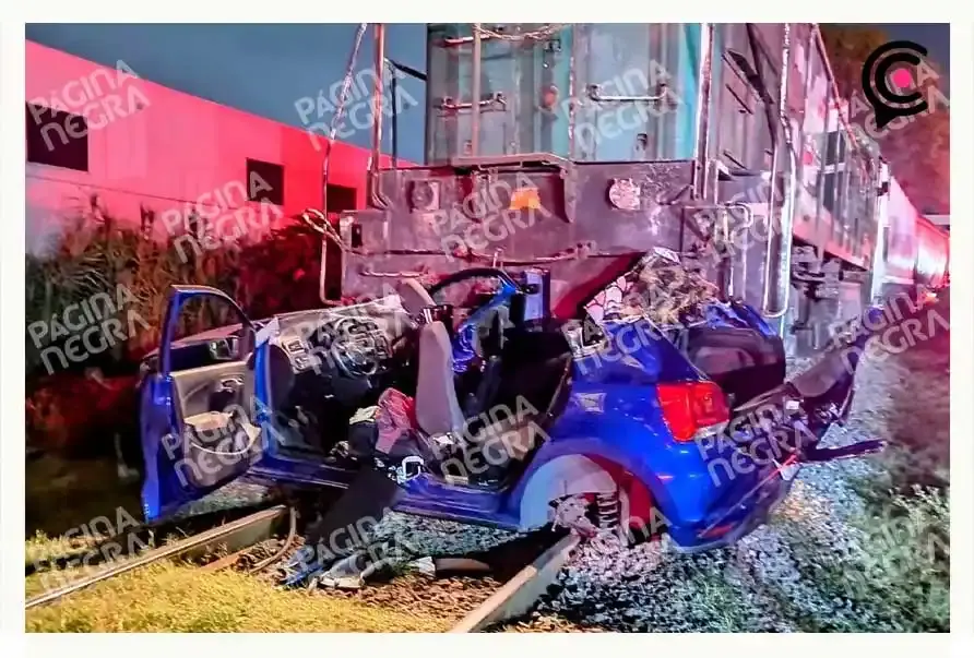 Tren arrolla auto durante rodada en bulevar Hermanos Serdán de Puebla; muere conductora