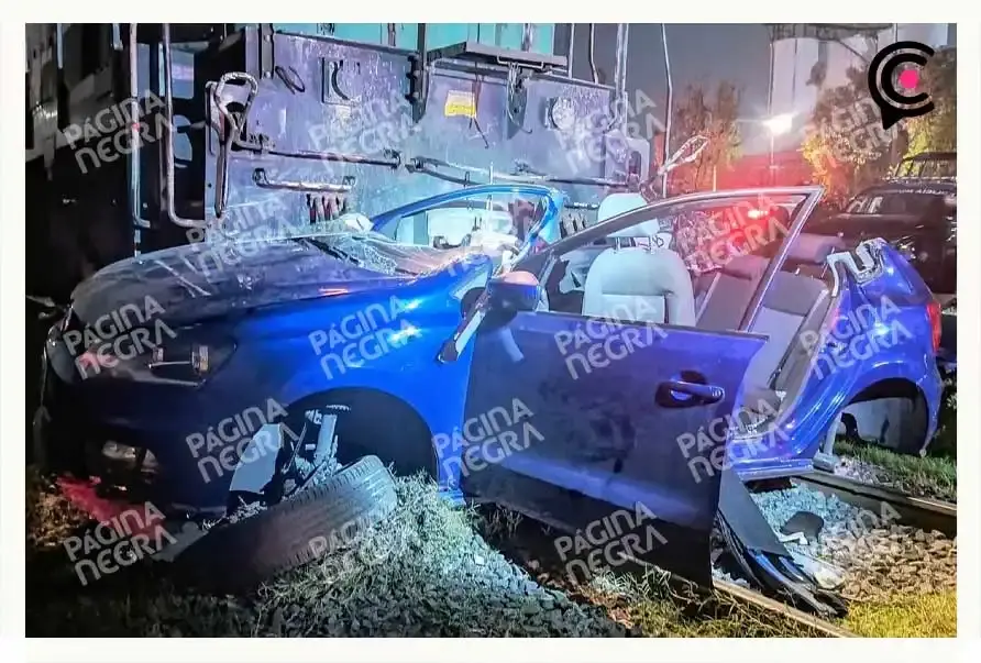 Tren arrolla auto durante rodada en bulevar Hermanos Serdán de Puebla; muere conductora