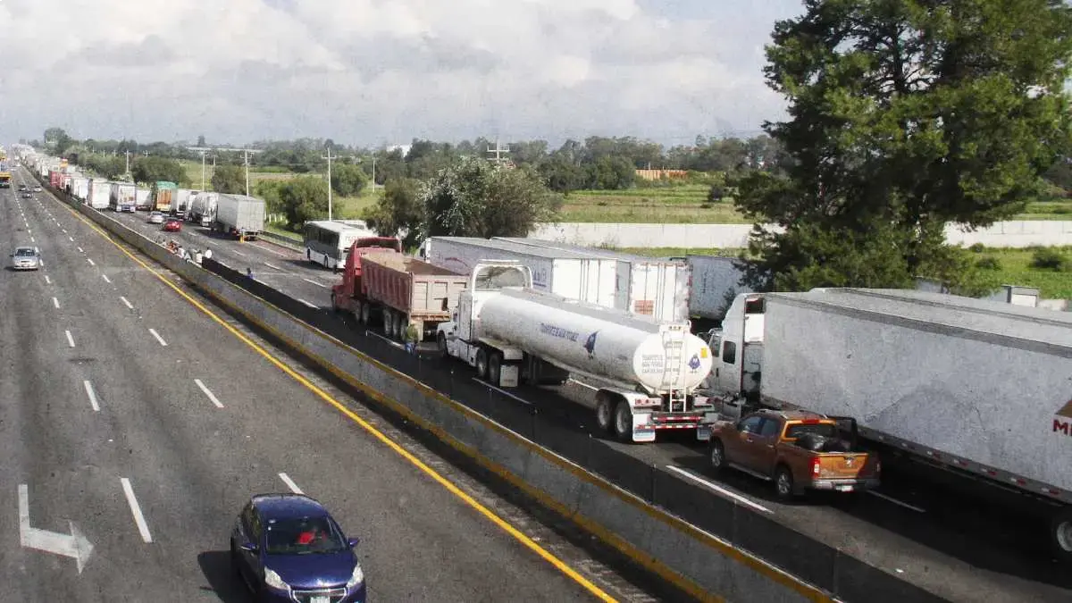 Cierran la autopista Acatzingo-Ciudad Mendoza por deslave