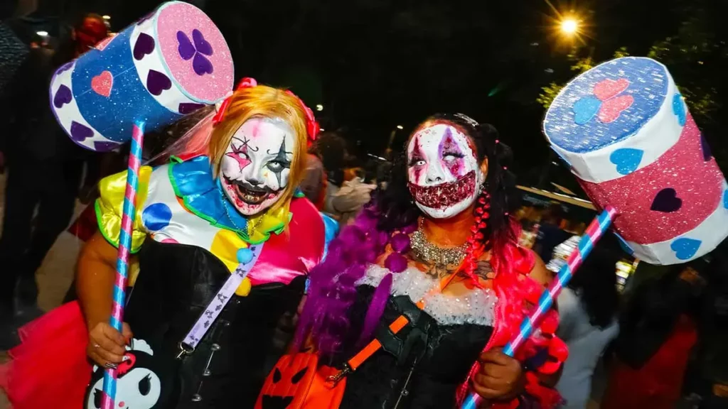 Catrinas, monstruos y otros personajes se dieron cita en la Marcha Siniestra Puebla 2024 