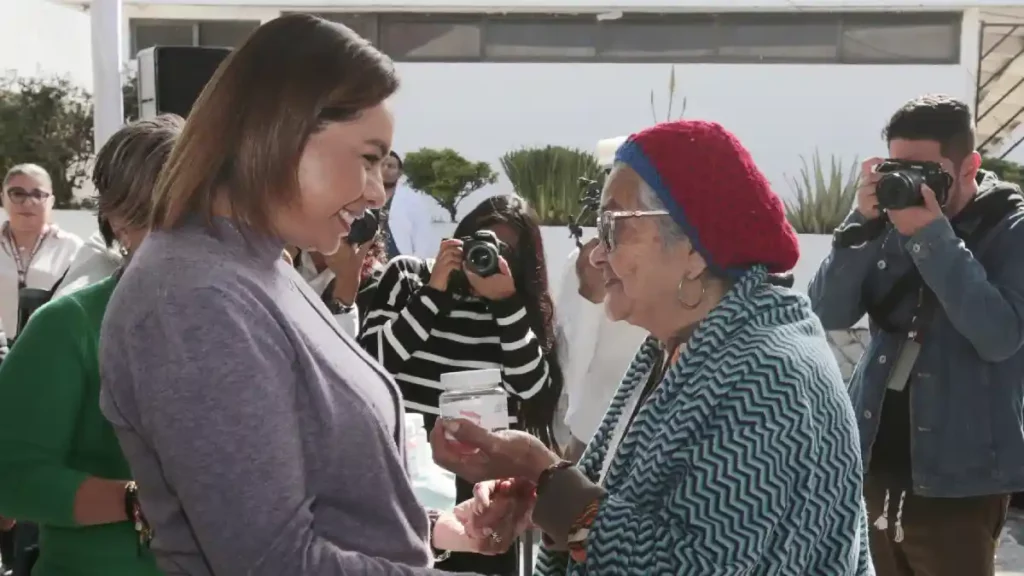 Beneficia SEDIF a diez personas adultas mayores con prótesis dentales