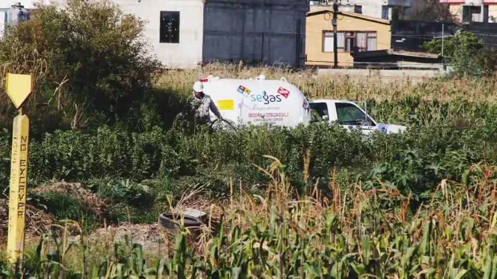 Huachigaseros escapan tras provocar fuga de gas en toma clandestina de Pemex en Texmelucan 