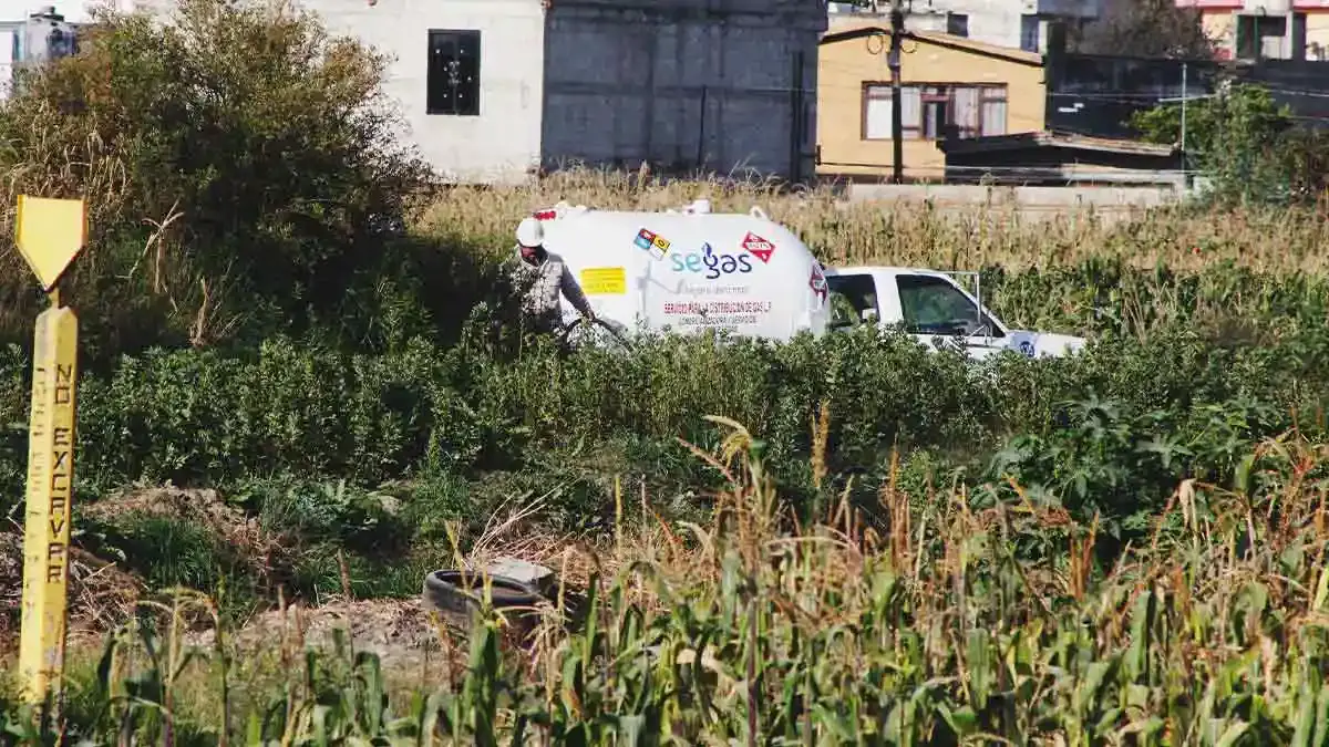 Huachigaseros escapan tras provocar fuga de gas en toma clandestina de Pemex en Texmelucan
