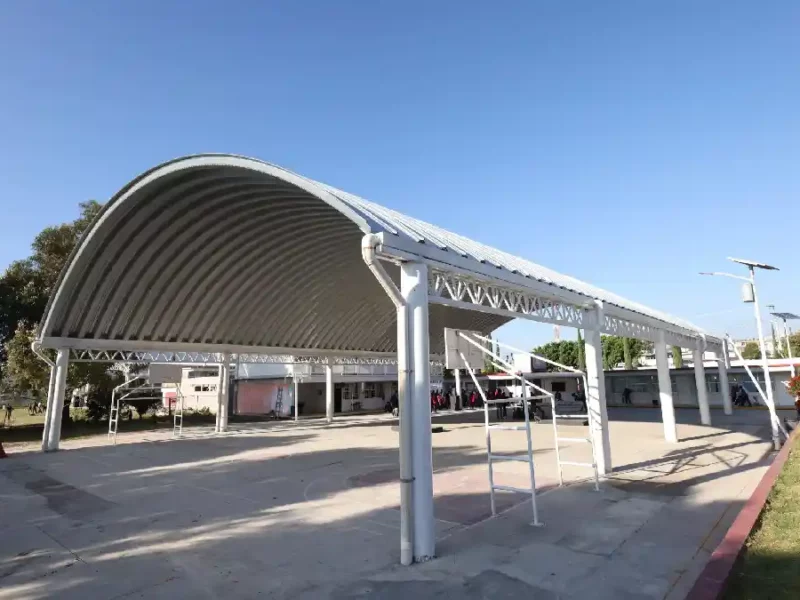 Gobierno de Sergio Salomón combate rezago educativo; entrega techados y aulas en la capital
