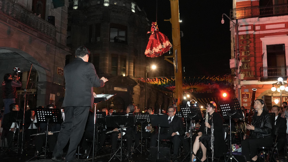 Disfrutaron cientos de poblanos el performance ¡Ay Llorona! en el Zócalo