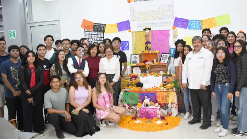 Rectora Lilia Cedillo Ramírez visita corredor de ofrendas en CU2