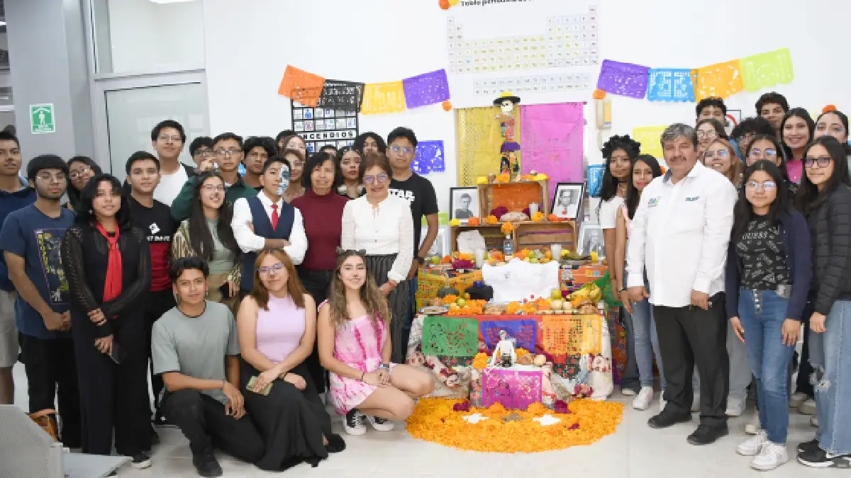 Rectora Lilia Cedillo Ramírez visita corredor de ofrendas en CU2