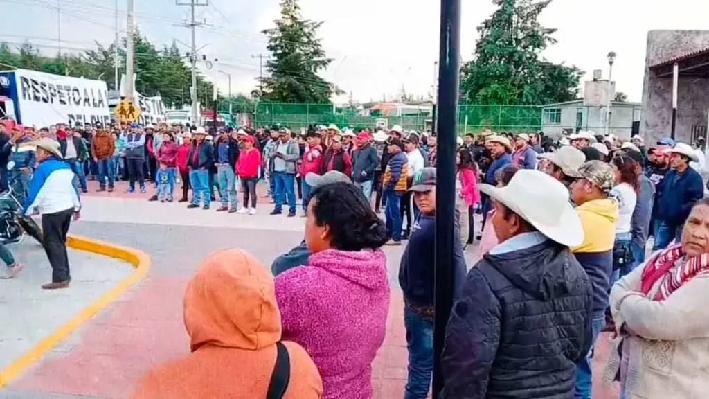Simpatizantes de “El Moco” toman la caseta de Michac en la autopista Tlaxco-Tejocotal