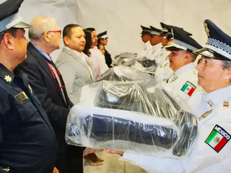 Entrega Lupita Cuautle uniformes a policías de San Andrés Cholula