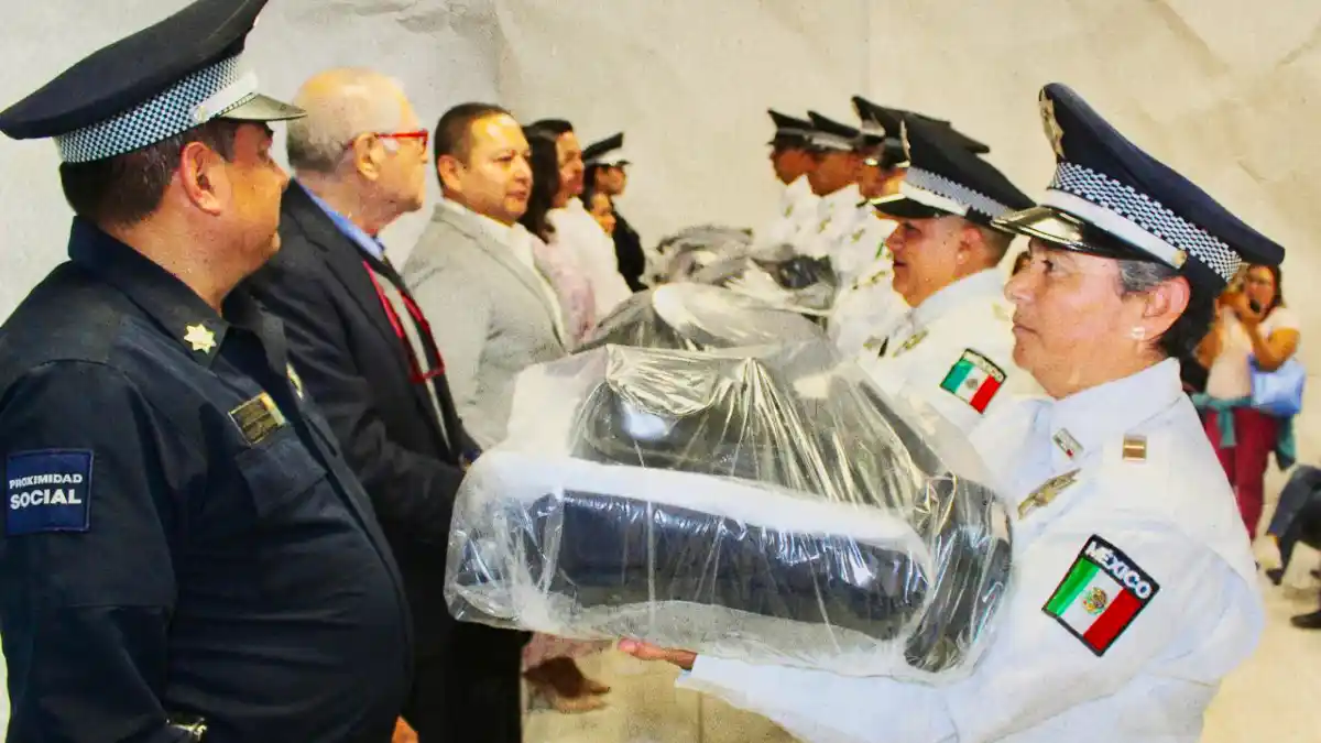 Entrega Lupita Cuautle uniformes a policías de San Andrés Cholula