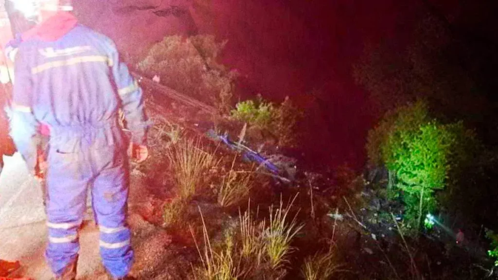 Conductor de tractocamión murió tras caer en barranco de la autopista Puebla-Orizaba 