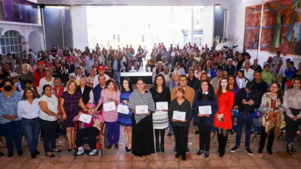 Entrega Lupita Cuautle auxiliares auditivos en San Andrés Cholula