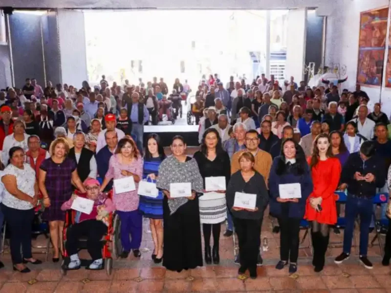 Entrega Lupita Cuautle auxiliares auditivos en San Andrés Cholula