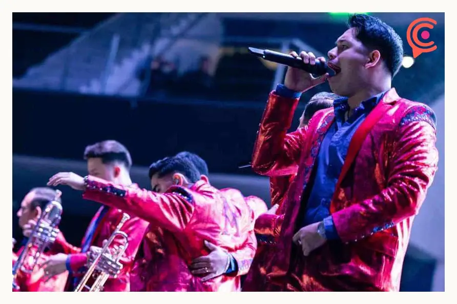Vocalista de La Arrolladora se bajó del escenario para cantar con sus fans en Puebla
