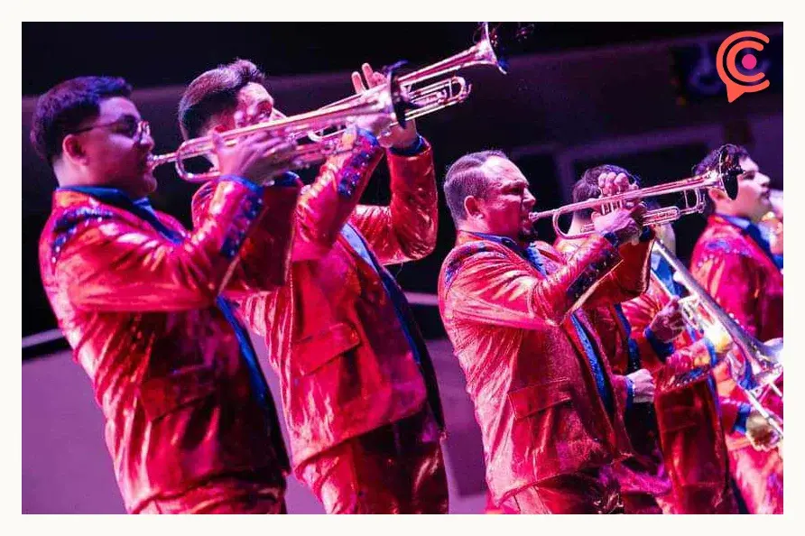 Vocalista de La Arrolladora se bajó del escenario para cantar con sus fans en Puebla