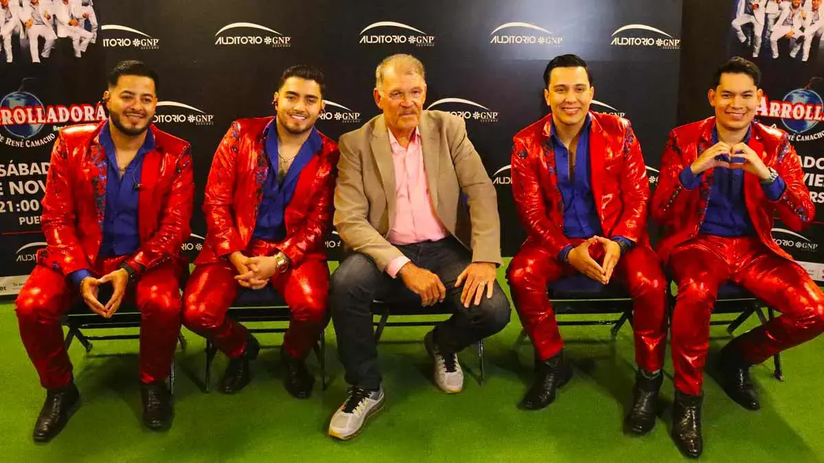 Vocalista de La Arrolladora se bajó del escenario para cantar con sus fans en Puebla