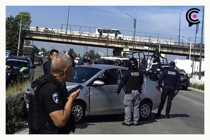 Tras persecución, policías detuvieron a dos hombres con arma en el Periférico Ecológico de Puebla