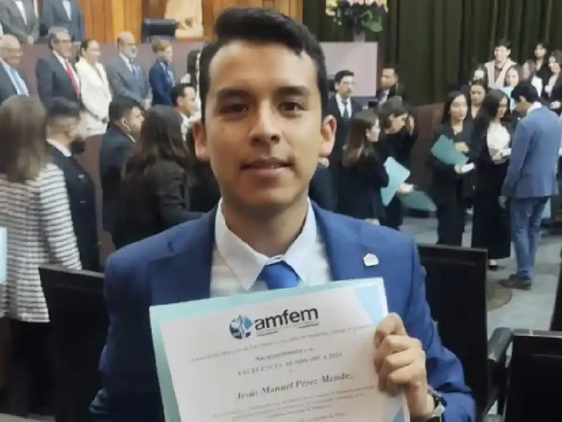 Pasante de Medicina del Complejo Regional Nororiental gana el Premio a la Excelencia Académica 2024