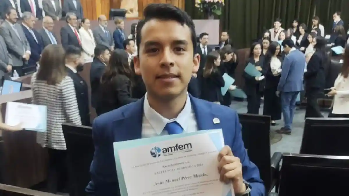 Pasante de Medicina del Complejo Regional Nororiental gana el Premio a la Excelencia Académica 2024