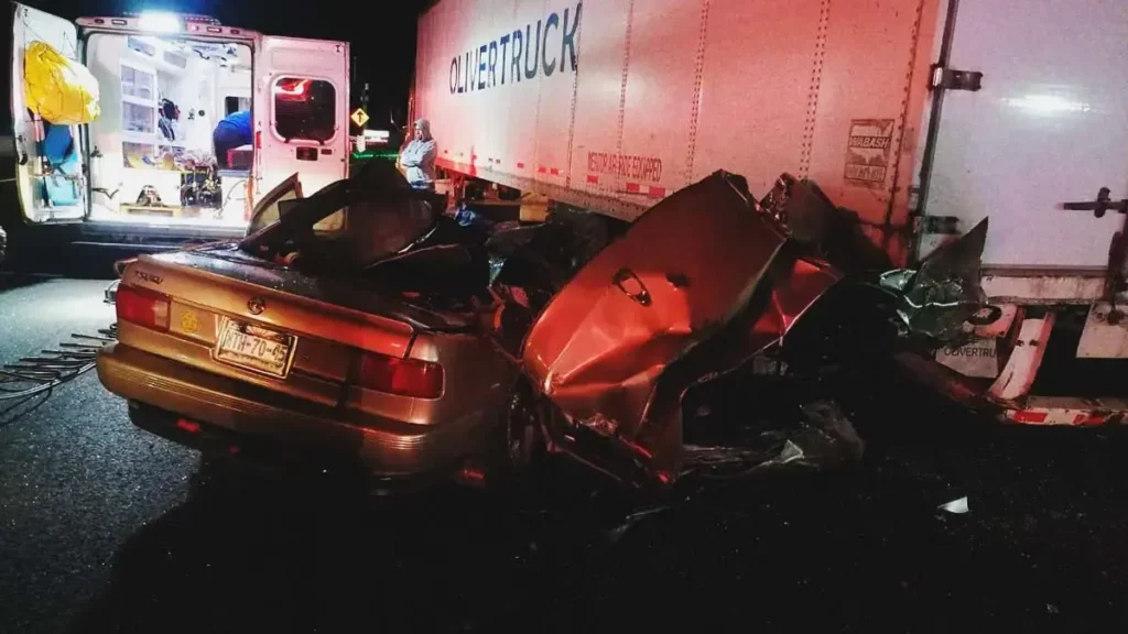 Mujer murió prensada tras choque contra tráiler en la autopista México-Puebla