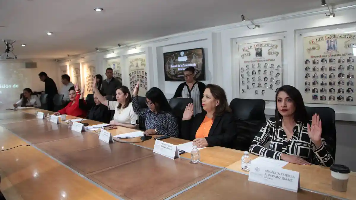 Define Comisión del Congreso procedimiento para entrega de la medalla al mérito docente