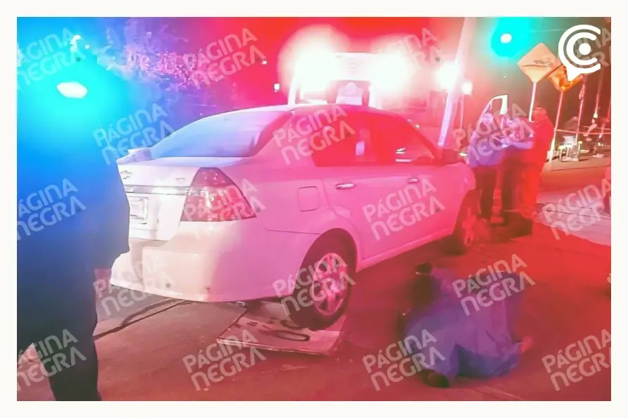 Conductor sufrió infarto, chocó contra luminaria y murió en Xonaca, Puebla