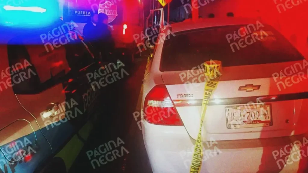 Conductor sufrió infarto, chocó contra luminaria y murió en Xonaca, Puebla