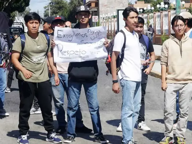 Estudiantes del ITP bloquean Calzada Ignacio Zaragoza; exigen mayor seguridad
