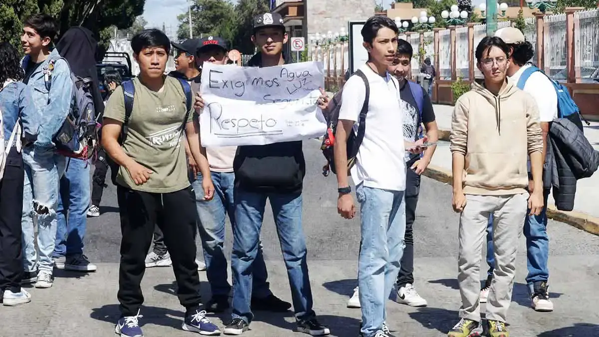 Estudiantes del ITP bloquean Calzada Ignacio Zaragoza; exigen mayor seguridad