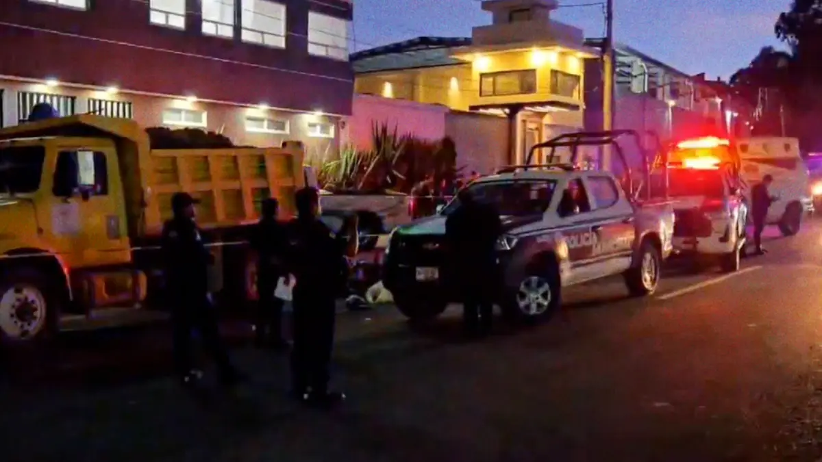 Motociclista intentó rebasar, chocó contra un camión de volteo y murió en Atzompa, Puebla