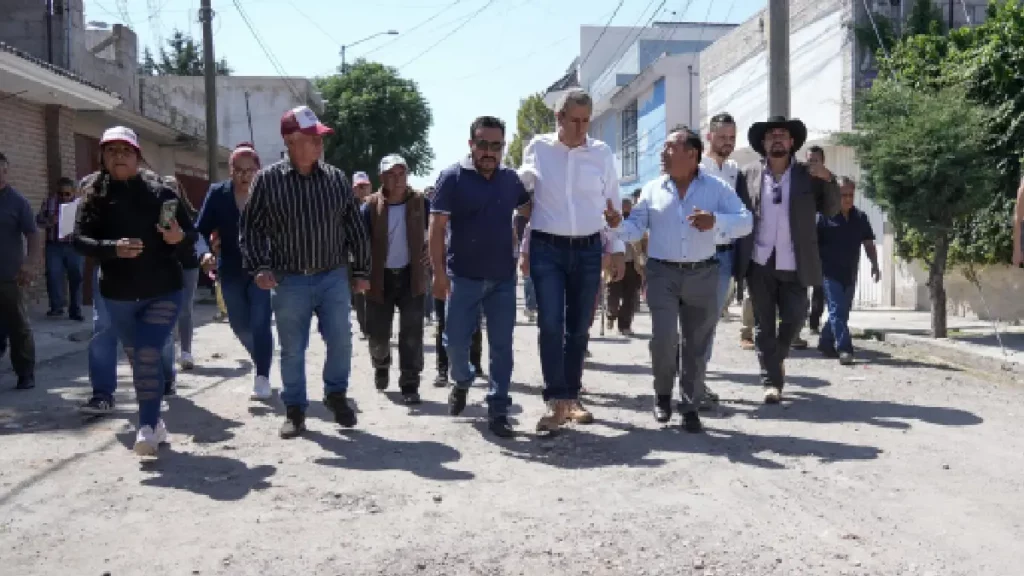 Gobierno de Pepe Chedraui inicia pavimentación de calles en Amalucan y El Salvador
