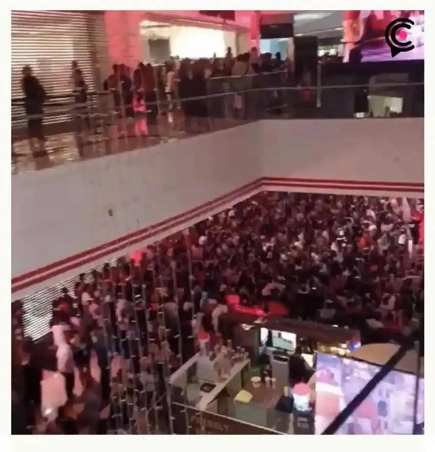 Estruendo causó pánico en Galerías Serdán en Puebla durante encendido del Árbol Navideño