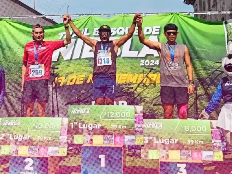 Lázaro Espinoza gana el Trail Bosque de Niebla BUAP 2024 en Teziutlán, Puebla