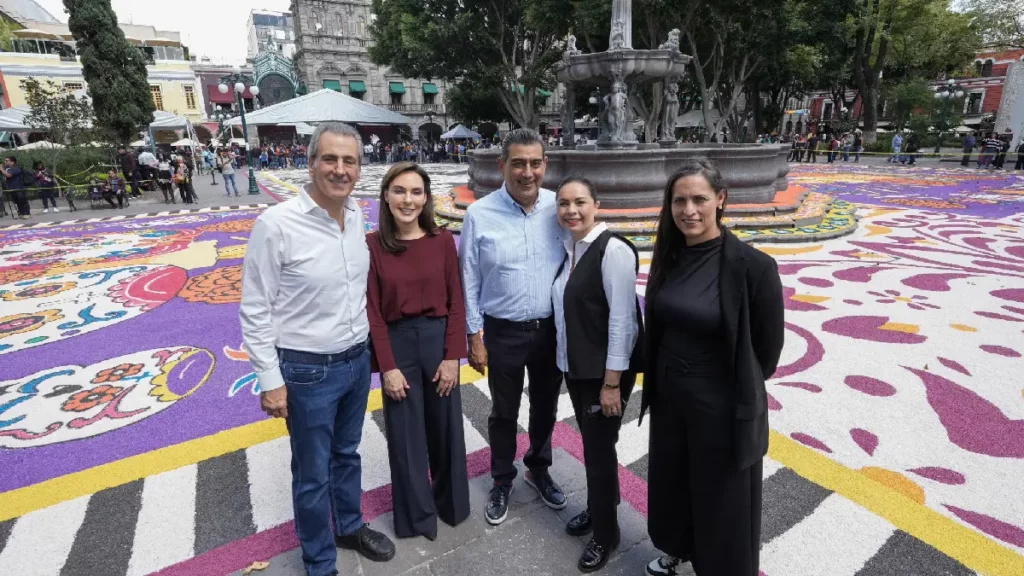 Inauguran Sergio Salomón y Pepe Chedraui primer tapete monumental en el Zócalo