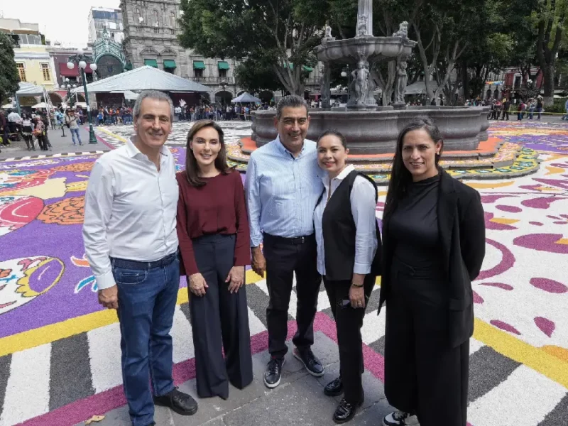 Inauguran Sergio Salomón y Pepe Chedraui primer tapete monumental en el Zócalo